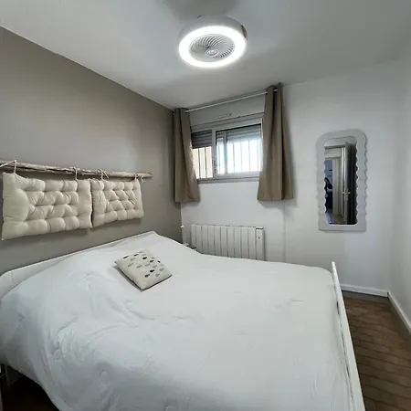 Deux Pieces Avec Vue Canal Et Parking Prive A - Fr-1-338-616